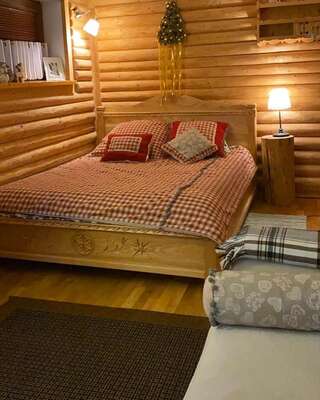 Отели типа «постель и завтрак» Siumno Izba B&B Brzegi Бжеги Семейный номер с видом на горы-13
